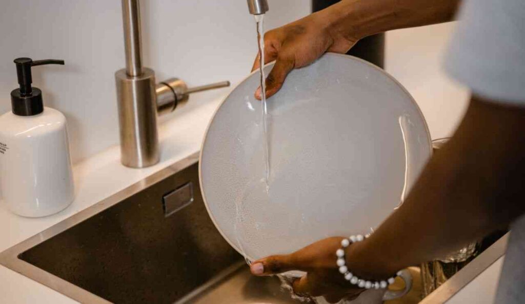 lavare i piatti a mano